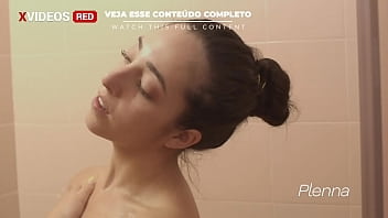 Novinha se masturbando no banho