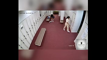 Mulher mijando no vaso fraga