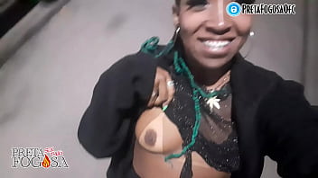 Minina pelada da moto de capacete laranja do japao