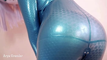 Homem usando pênis de borracha xxx
