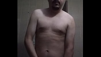 Homem comeneno homem
