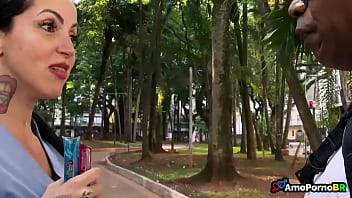 Empregada rabuda de quatro