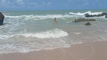 Casal na praia de nudismo amador