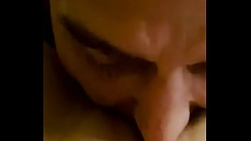 Homem comendo velho