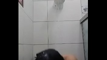 Mulher sem roupa melada de bosta sexo