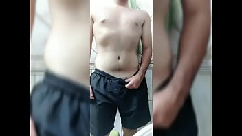 Gay jovem peludo mostrando o cuzinho