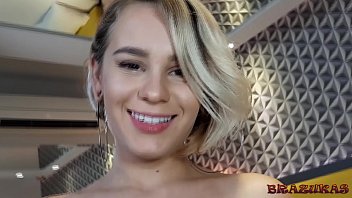 Novinha gostosa de cabelo curto