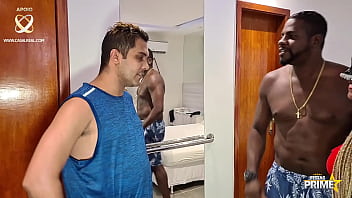 Marido corno  chama amigo pra comer a mulher