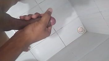 Homem peludo batendo ponheta