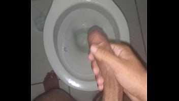 Homem socando bem forte