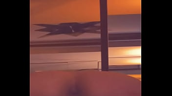 porno deitado  na cama