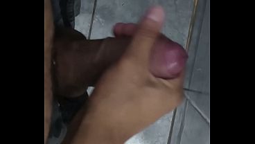 Nam thanh niên đẩy cửa