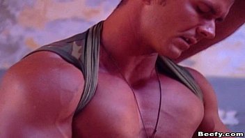 Homem musculoso transando com cachorro gay