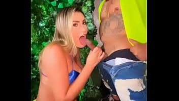 Andressa Urach transando com um cadeirante