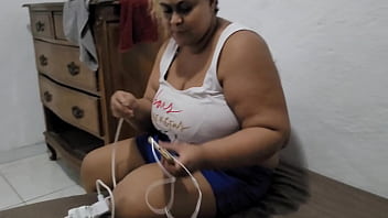 Fudendo cuzinho com vibrador na buceta