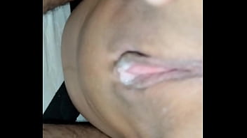Dona de casa mamando o marido
