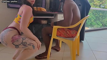 Rebolando sobre a cueca dele