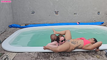Fudendo a enteada na piscina