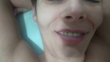 Vadia gemendo de prazer enquanto o dotado mete fundo na buceta Vadia gemendo de prazer enquanto o dotado mete fundo na buceta