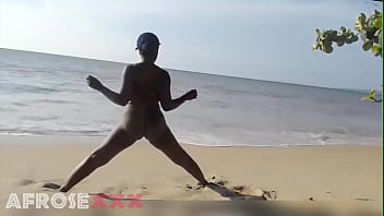 Muller nua na praia