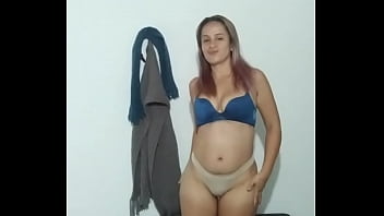Bé si đá bóng