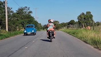 Mostrando a bunda na moto