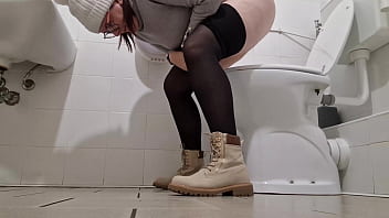 Girls toilet farts