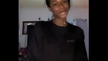 Pretinha chupando branquinha