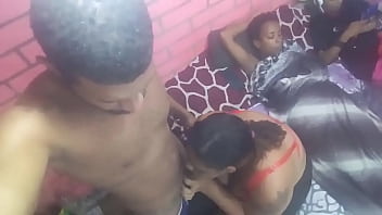 Sexo com a mãe e filha com direito a anal