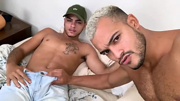 Gay dando pra mendingos de rua