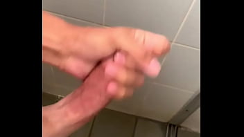 Gomes batendo punheta no banho
