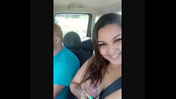 Casada exibindo tetas no carro