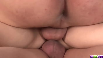 Porno bem profundo rasgando gostoso enquanto ela treme e geme