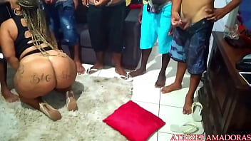 Fudendo a novinhas que se divertem muito em suruba com vários dotados